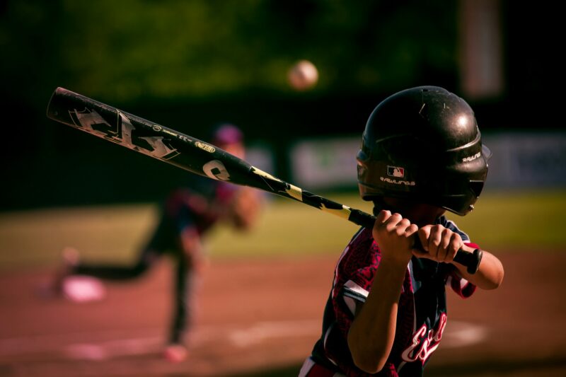 野球をする少年の写真